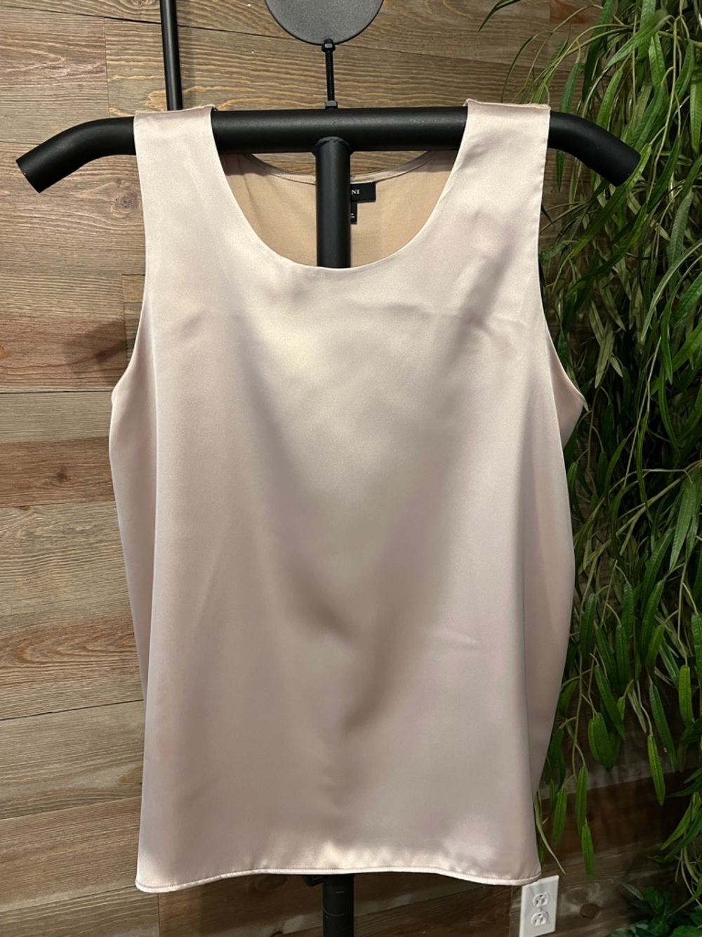 Alfani cream satin tank with knit back. L